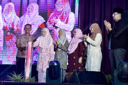 DATUKM SERI DR WAN AZIZAH WAN ISMAIL