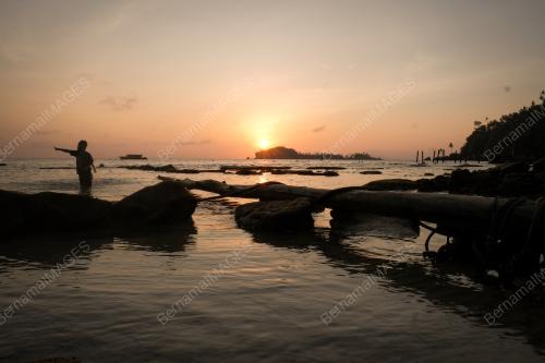 MATAHARI TERBENAM PULAU AUR