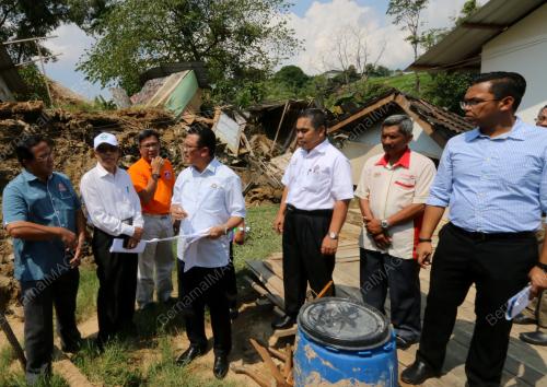 JB13_29062015_LATIF_TANAH_RUNTUH