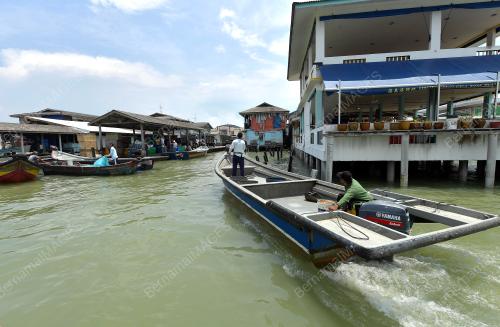 JB14_04112019_PENTERNAK_IKAN_SANGKAR