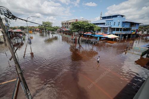 BANJIR TERMENUNG DI PEKAN PARIT SULONG, BATU PAHAT