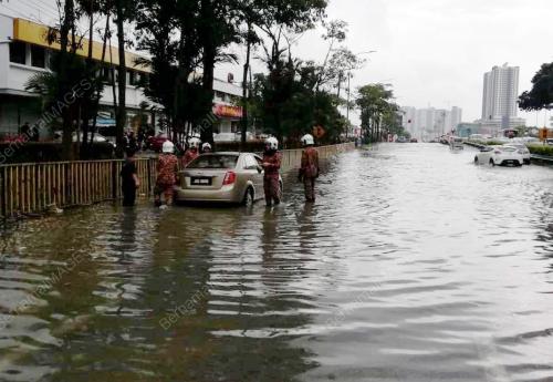 JB14_10102018_BANJIR_KILAT