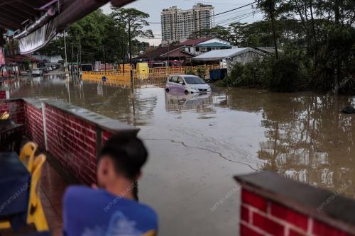 JB14_13122025_BANJIR_KILAT