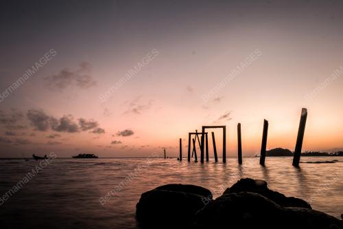 MATAHARI TERBENAM PULAU AUR