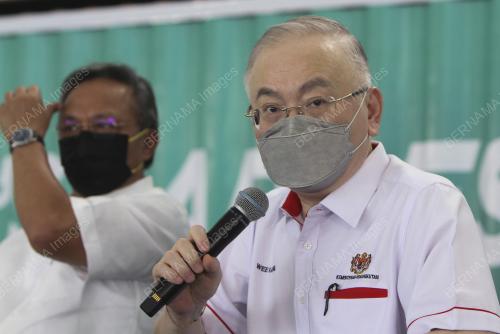 DATUK SERI DR WEE KA SIONG
