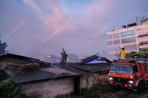 BOMBA PADAM KEBAKARAN KEDAI