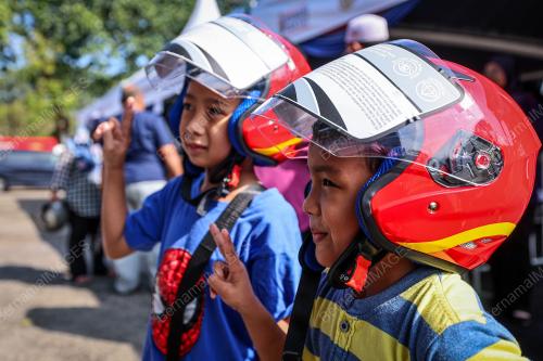 TUKAR TOPI KELEDAR