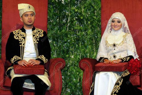 MAWI DAN EKIN BERNIKAH
