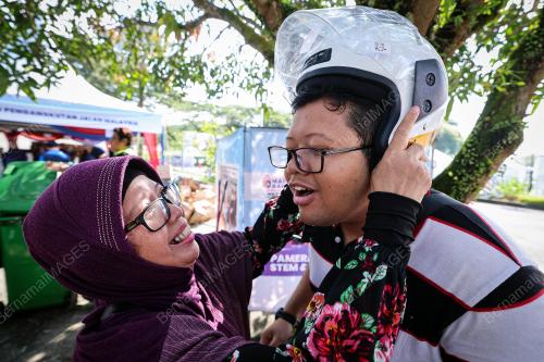 TUKAR TOPI KELEDAR
