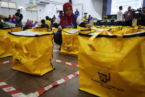 PROSES SEMAKAN ISI PETI UNDI