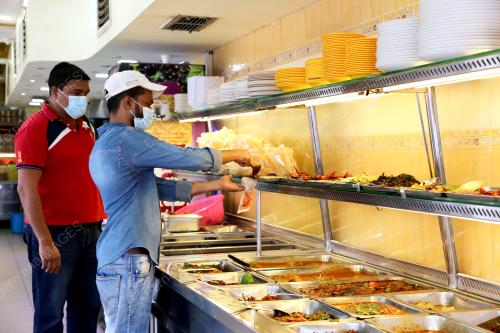DUA ORANG SATU MEJA DI KEDAI MAKAN