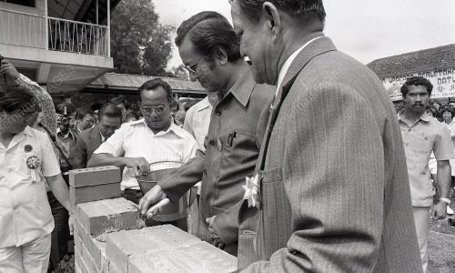 DR. MAHATHIR MOHAMAD