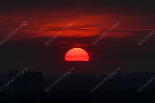PEMANDANGAN MATAHARI TERBENAM