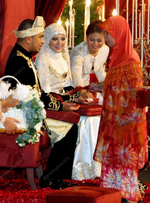 MAWI DAN EKIN BERNIKAH