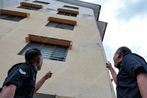 KESAN RETAK KUARTERS SEGAMAT