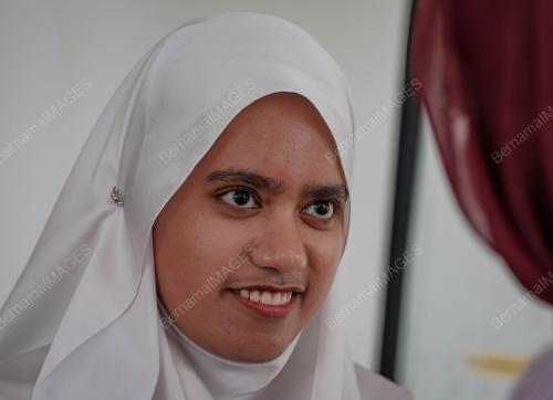 PENGUNJUNG NAIK ETS BERCUTI DIKLUANG