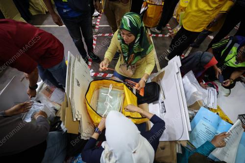PROSES SEMAKAN ISI PETI UNDI
