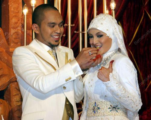 MAWI DAN EKIN BERNIKAH