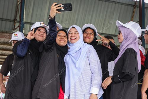 FADHLINA SIDEK