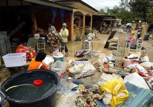JB23_02022011_BANJIR_SURUT