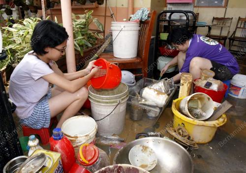 JB24_02022011_BANJIR_SURUT