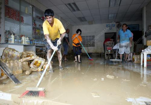 JB27_02022011_BANJIR_SURUT