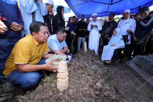 ALLAHYARHAM DATUK SERI SALAHUDDIN AYUB