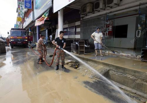 JB30_02022011_BANJIR_SURUT