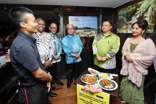 JPN08_16042001_MAKANAN_PERLIS