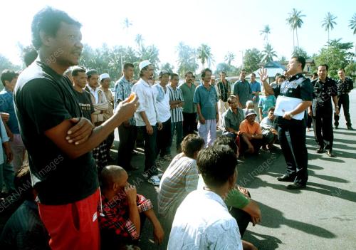 KB01-_10_01_2001_BERKUMPUL_01102001
