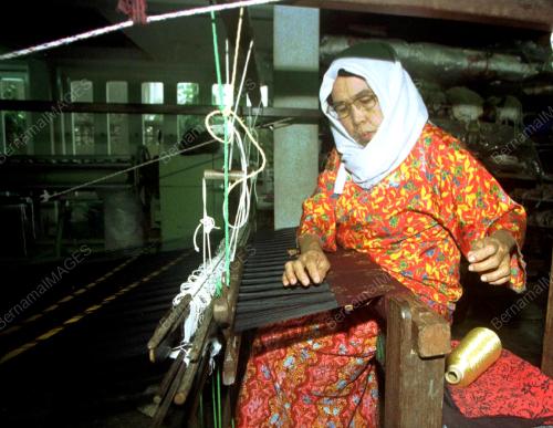 TENUN KAIN SONGKET