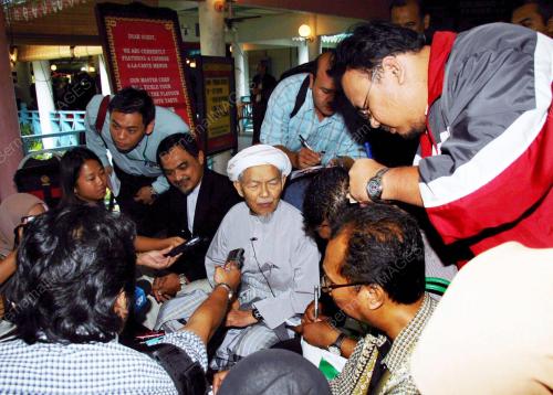 NIK ABDUL AZIZ NIK MAT