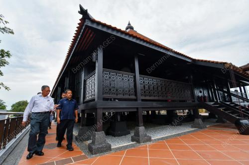 DATUK SERI MUSTAPA MOHAMED