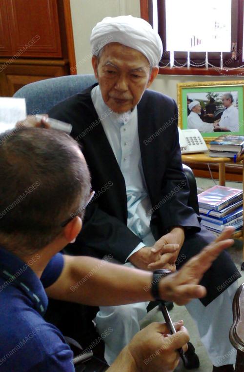 DATUK NIK ABDUL AZIZ NIK MAT