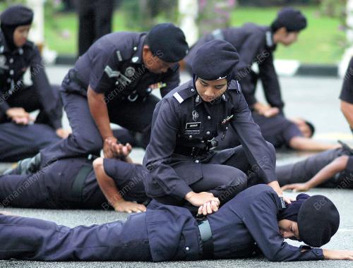 ANGGOTA POLIS WANITA