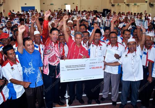 MUSTAPA MOHAMAD