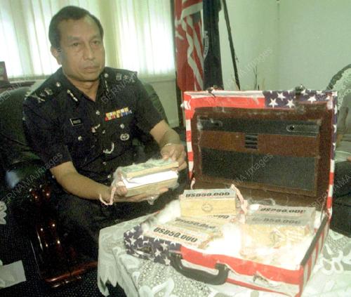 DUIT PALSU