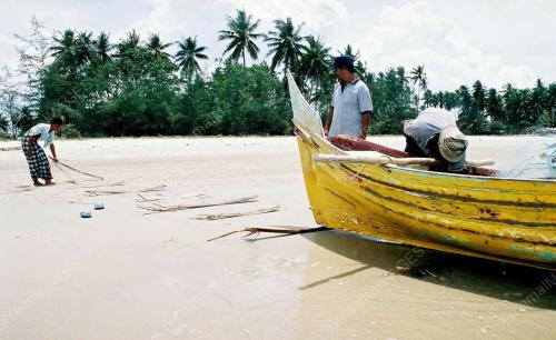 MENARIK PERAHU KOLEK