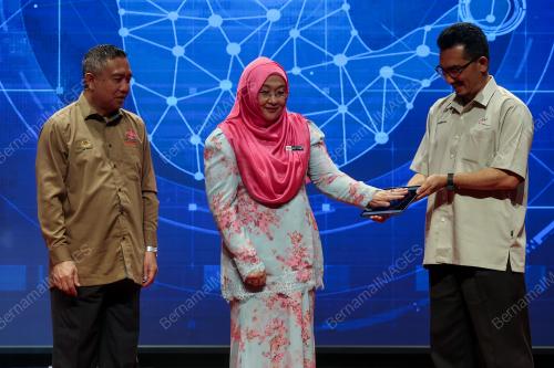 DATUK NOR YAHATI AWANG