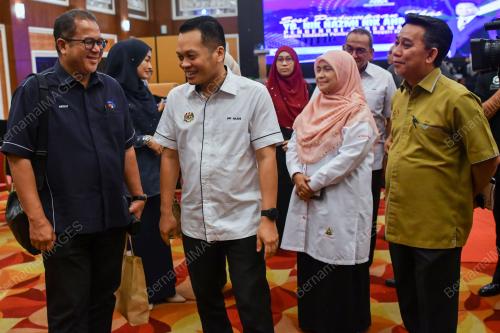 NIK NAZMI NIK AHMAD