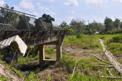 JAMBATAN KAMPUNG RONG CHENOK RUNTUH