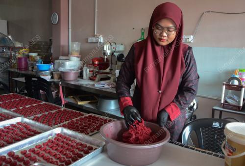 PENGUSAHA BISKUT RAYA