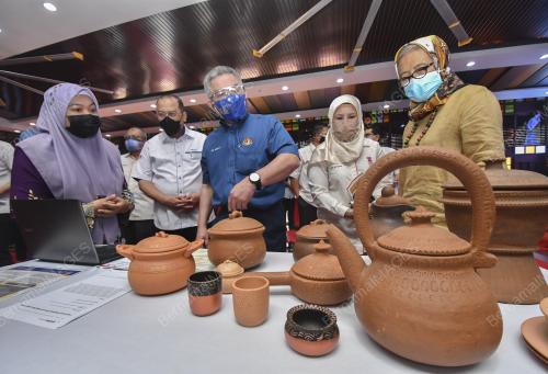 DATUK SERI DR ADHAM BABA