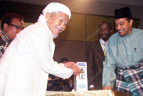 NIK ABDUL AZIZ NIK MAT