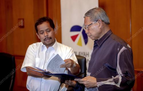 DATUK SERI MUSTAPA MOHAMED
