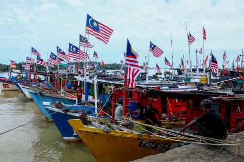 NELAYAN KIBAR BENDERA SEMPENA BULAN KEBANGSAAN