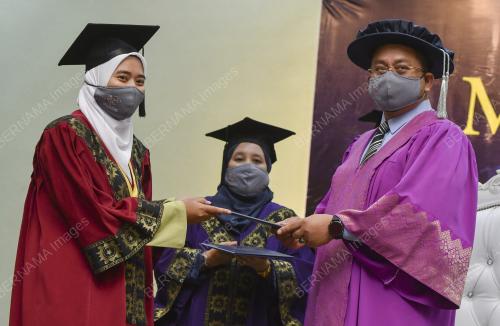 DATUK AHMAD MARZUK SHAARY