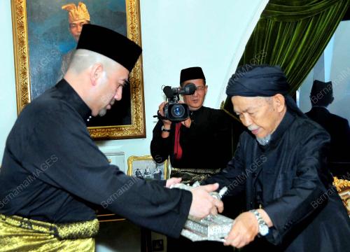 NIK ABDUL AZIZ NIK MAT