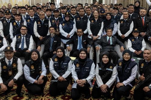 DATUK DR ADNAN MAT