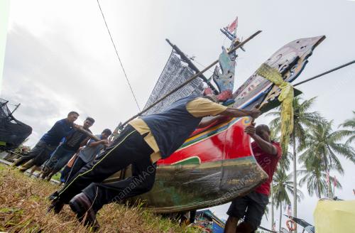 PERAHU KOLEK DI REHATKAN